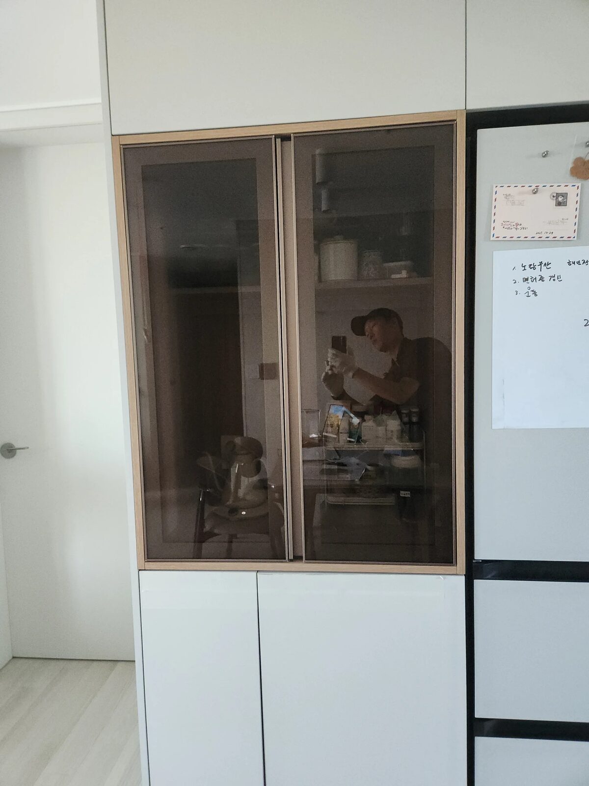 시공 후 - 문 없던 오픈장에 유리문 맞춤제작 — 수납은 보이고 먼지는 차단 집사이지